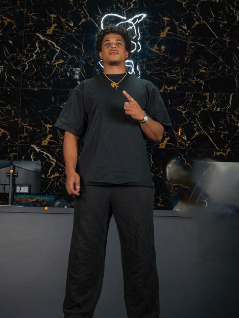 Portrait of Zach, co-founder of RüS